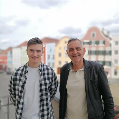 Jugendbeauftragter Noah Reidinger und Bürgermeister Günter Streicher